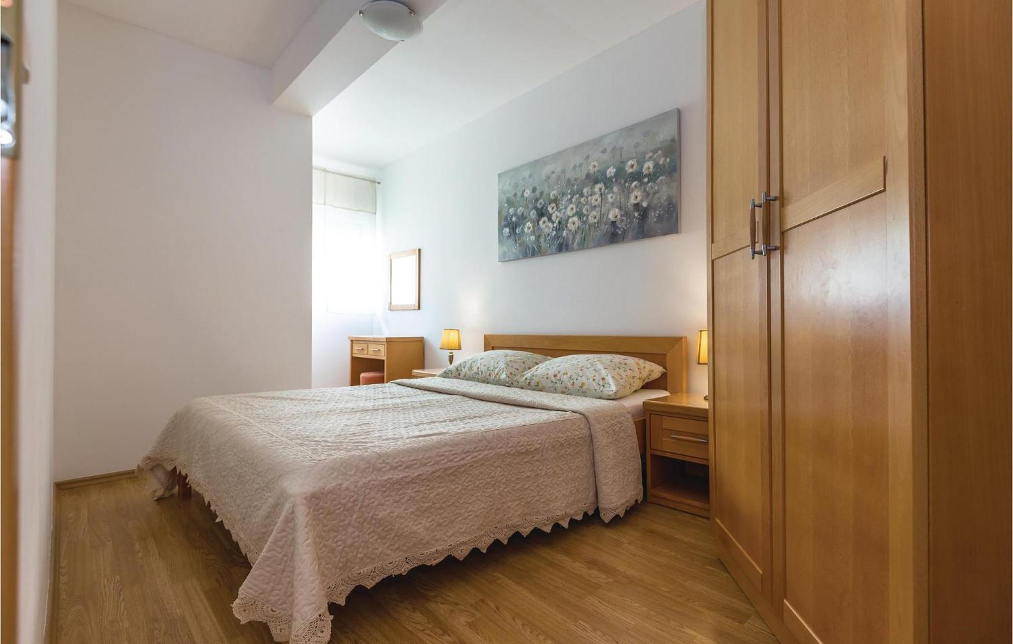 Stunning Apartment In Makarska With Wifi Bagian luar foto