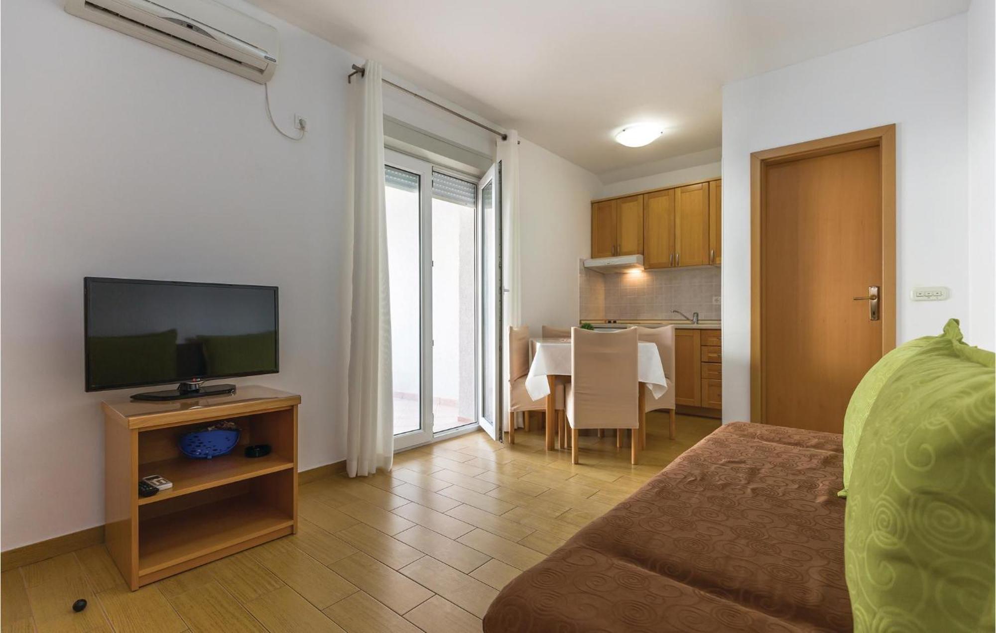 Stunning Apartment In Makarska With Wifi Bagian luar foto